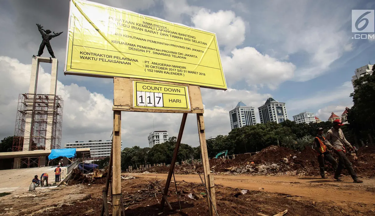 Suasana proyek revitalisasi Lapangan Banteng, Jakarta, Senin (4/12). Pemprov DKI Jakarta merevitalisasi Taman dan Lapangan Banteng dengan anggaran mencapai 60 miliar rupiah dari CSR yang terbagi dalam tiga zona. (Liputan6.com/Faizal Fanani)