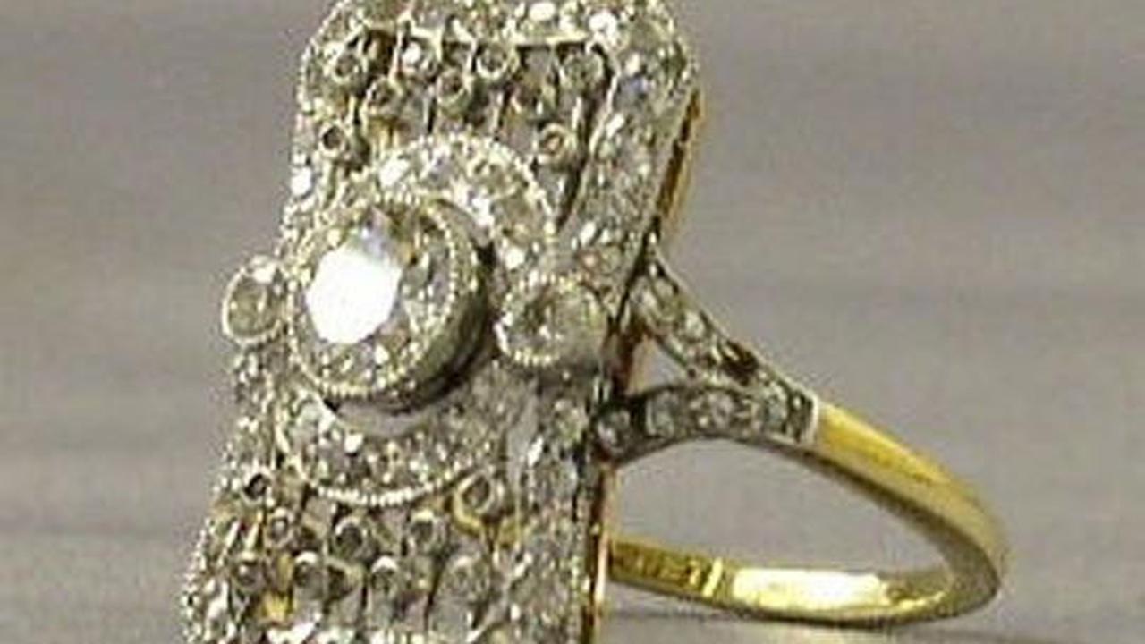 Harta karun cincin dan bros berlian kapal Titanic