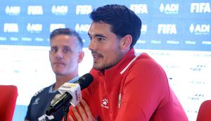 Pemain Timnas Indonesia, Elkan Baggott memberikan keterangan dalam konferensi pers menjelang FIFA Series melawan St Kitts and Navis di Stadion Utama Gelora Bung Karno (SUGBK), Senayan, Jakarta, Kamis (26/03/2026). (Bola.com/M Iqbal Ichsan)