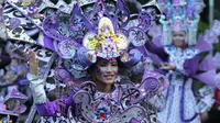 Peserta Solo Batik Carnival 2016 beraksi di jalan protokol Slamet Riyadi (Reza Kuncoro/Liputan6.com)