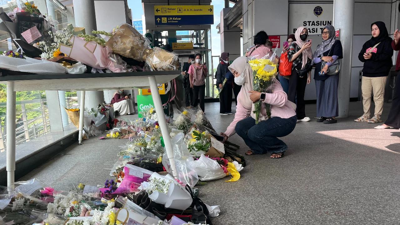 Respek, Karangan Bunga dan Doa Kenang 16 Korban Meninggal Tabrakan Kereta Penuhi Stasiun Bekasi Timur