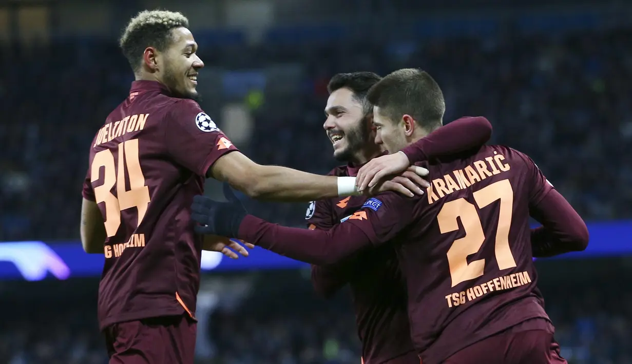 Striker Hoffenheim, Andrej Kramaric, melakukan selebrasi usai membobol gawang Manchester City pada laga Liga Champions di Stadion Etihad, Rabu (12/12). Manchester City menang 2-1 atas Hoffenheim. (AP/Dave Thompson)