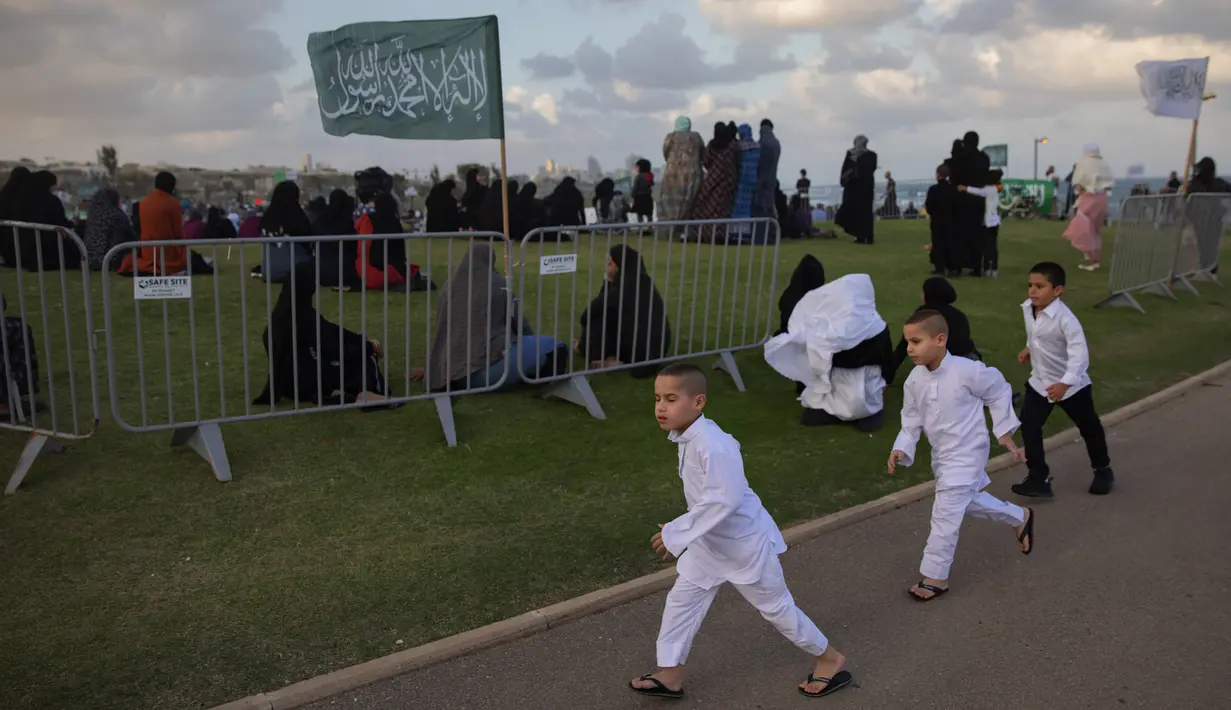 Umat muslim berkumpul untuk melaksanakan salat Idul Fitri yang menandai berakahirnya bulan suci Ramadan di sebuah taman di Jaffa, Israel, Minggu (24/5/2020). Jaffa merupakan kota campuran Yahudi-Arab. (AP Photo/Oded Balilty)