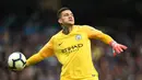 3. Ederson (Manchester City) - Ederson sudah menjadi kiper terbaik sejak dirinya berkarier di Premier League bersama Manchester City. Pada musim 2018-19, kiper berumur 26 tahun ini mencatatkan 15 clean sheets. (AFP/Oli Scarff)