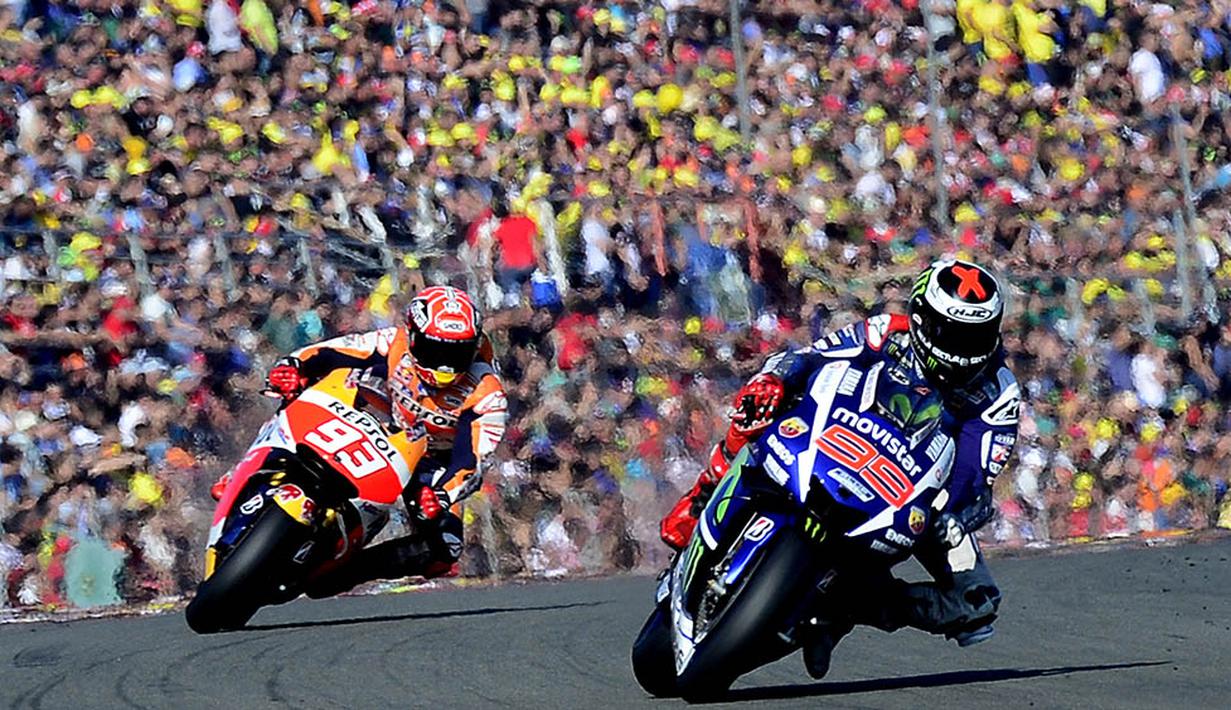 8. Pebalap Movistar Yamaha, Jorge Lorenzo, akhirnya menjadi juara dunia 2015. Pada klasemen akhir pebalap Spanyol itu sukses menyalip Valentino Rossi yang terkena penalti. (AFP/Jose Jordan)