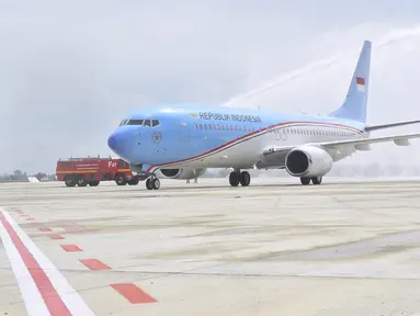 Pesawat Kepresidenan yang ditumpangi Presiden Joko Widodo dan rombongan disambut prosesi water salute (penyiraman air) saat mendarat di Bandara Internasional Jawa Barat (BIJB) Kertajati, Majalengka, Jawa Barat, Kamis (24/5). (Liputan6.com/Pool/Setpres)