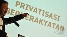 Dr Tito Sulistio memberikan penjelasan terkait buku yang ditulisnya saat peluncuran buku berjudul "Privatisasi Berkerakyatan" di Hotel Mandarin, Jakarta, Jumat (20/3/2015). (Liputan6.com/Faizal Fanani)