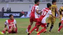 Pemain PSM Makassar, Agung Prasetyo, terjatuh setelah menghalau bola dalam partai perempatfinal Piala Presiden 2015 antara Mitra Kukar melawan PSM di Stadion Aji Imbut, Tenggarong, Sabtu (19/9/2015). (Bola.com/M. Ridwan)