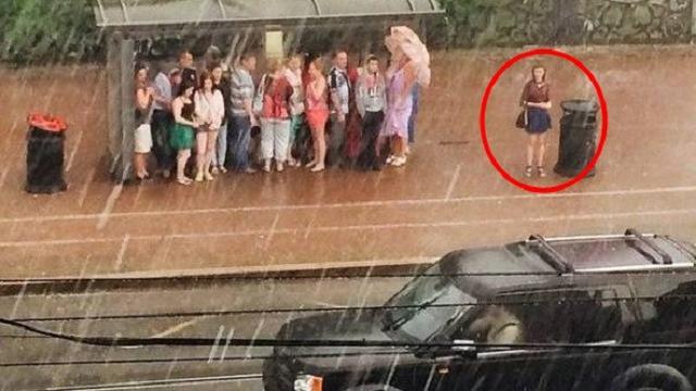 Bikin Gagal Paham, Ini 8 Aksi Orang Cuek Dengan Sekitarnya