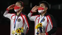 Hasil ini membuat Greysia Polii dan Apriyani Rahayu mencetak sejarah baru bagi Indonesia, yaitu pasangan ganda putri pertama yang mampu sabet medali emas di ajang Olimpiade dan emas pertama untuk Indonesia di ajang Olimpiade Tokyo 2020. (Foto: AP/Alexander Nemenov)