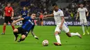 Usai itu giliran Real Madrid yang memiliki peluang. Casemiro yang melakukan akselerasi dari tengah berhasil mendapat celah di pertahanan Inter dan melepaskan tembakan yang masih melenceng tipis di kanan gawang Samir Handanovic. (Foto: AFP/Miguel Medina)