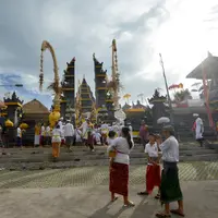 Jelang perayaan Galungan, masyarakat Bali mulai mendatangi pura di Jimbaran, Bali, (21/5/14). (AFP PHOTO/Sonny Tumbelaka)