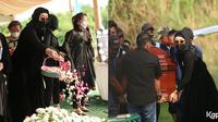Momen Angelina Sondakh di pemakaman sang ayah, ikut gotong peti jenazah dan cangkul tanah ke liang lahat. (Sumber: KapanLagi.com/Budy Santoso)