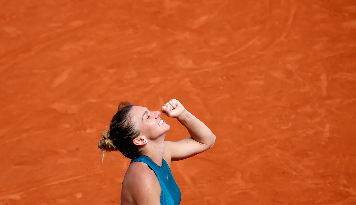 Petenis Rumania, Simona Halep merayakan kemenangannya atas Sloane Stephens dari AS pada babak final Prancis Terbuka 2018 di stadion Roland Garros, Sabtu (9/6). Sempat tertinggal, Halep  kemudian bangkit dan menang 3-6, 6-4, 6-1. (AP/Christophe Ena)