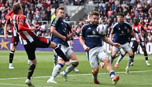 Bek Manchester United asal Inggris #23, Luke Shaw (C), membelokkan bola ke gawangnya sendiri untuk gol pertama Brentford, sekaligus gol bunuh diri, dalam pertandingan Liga Primer Inggris antara Brentford dan Manchester United di Stadion Komunitas Gtech, London, pada 4 Mei 2025. (JUSTIN TALLIS/AFP)