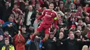 Pemain Liverpool, Virgil van Dijk, melakukan selebrasi setelah mencetak gol ke gawang Atletico Madrid pada laga matchday 1 League Phase Liga Champions 2025/2026 di Anfield, Kamis (18/9/2025) dini hari WIB. (AP Photo/Jon Super)