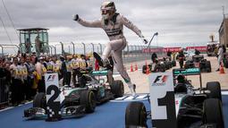 Ekspresi kegembiraan Lewis Hamilton setelah keluar dari mobilnya setelah berlomba dalam F1 GP AS di Sirkuit The Americas, Austin, AS, Senin (26/10/2015) dini hari WIB. (Reuters/Adrees Latif)
