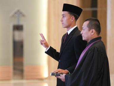 Pemain sepak bola profesional Belanda yang bermain sebagai pemain sayap atau gelandang serang untuk klub Eredivisie, FC Utrecht, Miliano Jonathans saat proses pengambilan sumpah kewarganegaraan Republik Indonesia yang berlangsung di Gedung Setjen Kementerian Hukum dan HAM RI, Jakarta, Rabu (3/9/2025). (Foto: Dokumentasi PSSI)
