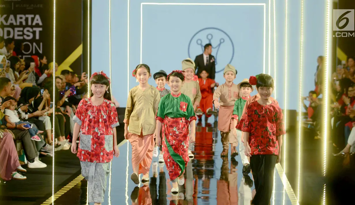 Sejumlah model anak membawakan busana rancangan desainer Three Little Ahmads pada Jakarta Modest Fashion Week (JMFW) di Gandaria City, Jakarta, Sabtu (29/7). Untuk keempat kalinya JMFW digelar di Jakarta pada 26-29 Juli 2018. (Kapanlagi/Bayu Herdianto)