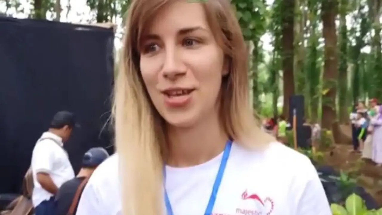 Turis Cantik Asal Serbia Ini Terharu dengan Kebaikan Warga Banyuwangi
