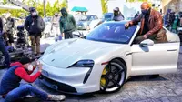 Dwayne 'The Rock' Johnson Tidak Muat Naik Porsche Taycan (Carscoops)