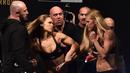 Holly Holm (kanan) mulanya tidak diunggulkan bisa menang dari sang juara bertahan, Ronda Rousey. (EPA/Julian Smith)