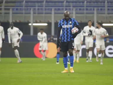 Pemain Inter Milan Romelu Lukaku memegang bola saat melawan Real Madrid pada pertandingan Grup B Liga Champions di Stadion San Siro, Milan, Italia, Rabu (25/11/2020). Real Madrid melumat Inter Milan 2-0. (AP Photo/Luca Bruno)
