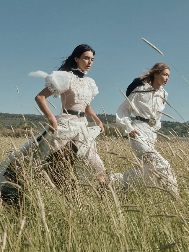 Anggunnya Duo Bestie Supermodel Gigi Hadid dan Kendall Jenner Bergaya Equestrian di Sampul Majalah Vogue