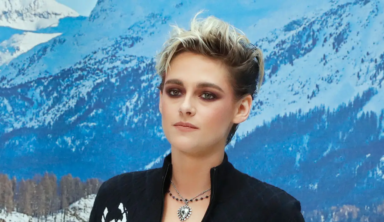 Aktris Kristen Stewart berpose dalam sesi pemotretan sebelum acara busana koleksi Women's Fall-Winter 2019/2020 Chanel di Grand Palais, Paris, Prancis (5/3). (AFP Photo/Francois Guillot)