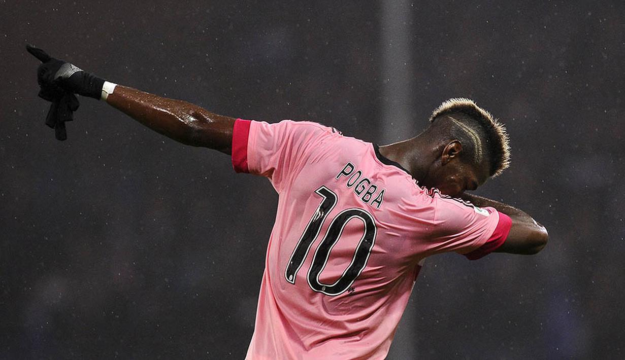 Gaya selebrasi gelandang Juventus, Paul Pogba, usai membobol gawang Sampdoria pada laga Serie A di Stadion Luigi Ferraris, Italia, Minggu (10/1/2016). Juventus berhasil menang 2-1. (Reuters/Giorgio Perottino)