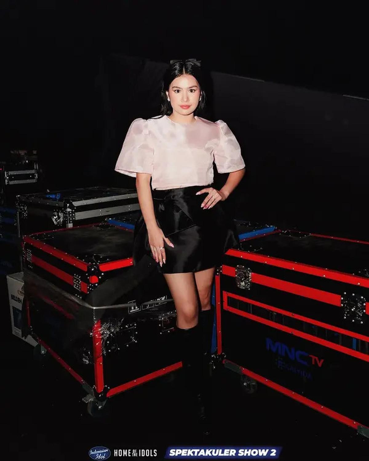 6 Pesona Memikat Vanessa Zee, Kontestan Ajang Pencarian Bakat yang Tampil Feminin dengan Rok Mini