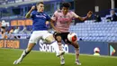 Bek Leicester City, James Justin, berebut bola dengan bek Everton, Lucas Digne, pada laga Premier League pekan ke-32 di Goodison Park, Kamis (2/7/2020) dini hari WIB. Leicester City kalah 1-2 atas Everton. (AFP/Clive Brunskil/pool)