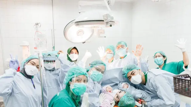 Dikaruniai Anak Kembar, Ini 6 Potret Guntur Triyoga Jadi Suami Siaga untuk Sang Istri