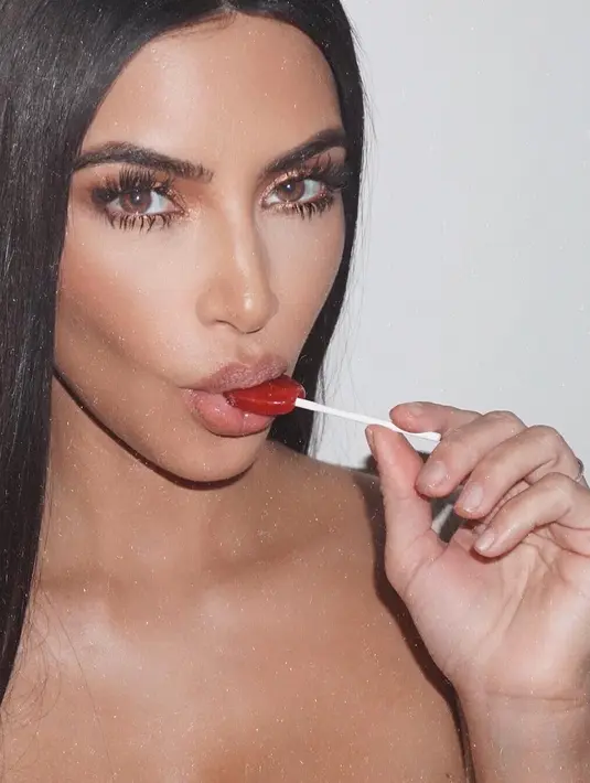 Untuk satu kali upload foto, Kim Kardashian menerima US$500.000 yang hampir setara dengan Rp7,2 miliar. (instagram/kimkardashian)