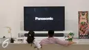 Pengunjung melihat produk Panasonic di Elektronic City, Jakarta, Kamis (4/2). Kabar penutupan dua pabrik PT Panasonic Lighting di Jawa Timur dan Jawa Barat, tidak akan mempengaruhi bisnis penjualan Panasonic di Tanah Air. (Liputan6.com/Angga Yuniar)