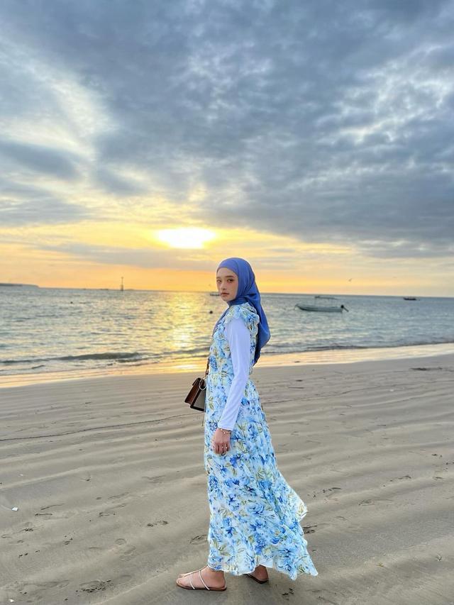 6 Gaya Berhijab ala  Inara Rusli, Cocok Jadi Inspirasi Busana Syar'i nan Simpel