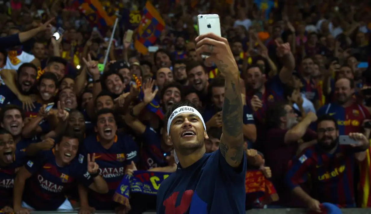 Neymar melakukan selfie bersama fans Barcelona di  Olympic Stadium, Berlin, Minggu (7/6/2015). Barcelona keluar sebagai juara usai mengalahkan Juventus dengan skor 3-1. (AFP Photo/Patrik Stollarz)