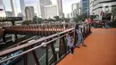 Warga berfoto saat ngabuburit di JPO Pinisi Pinisi Karet-Sudirman, Jakarta Pusat, Senin (4/4/2022). JPO Pinisi kini menjadi destinasi baru warga Jakarta untuk menunggu waktu berbuka puasa atau ngabuburit sambil menikmati suasana perkotaan. (merdeka.com/Iqbal S. Nugroho)