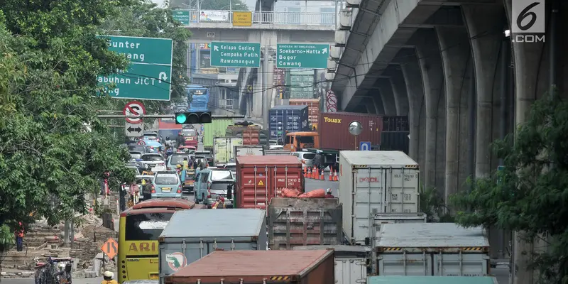 Semrawut Kemacetan Truk Kontainer di Tanjung Priok