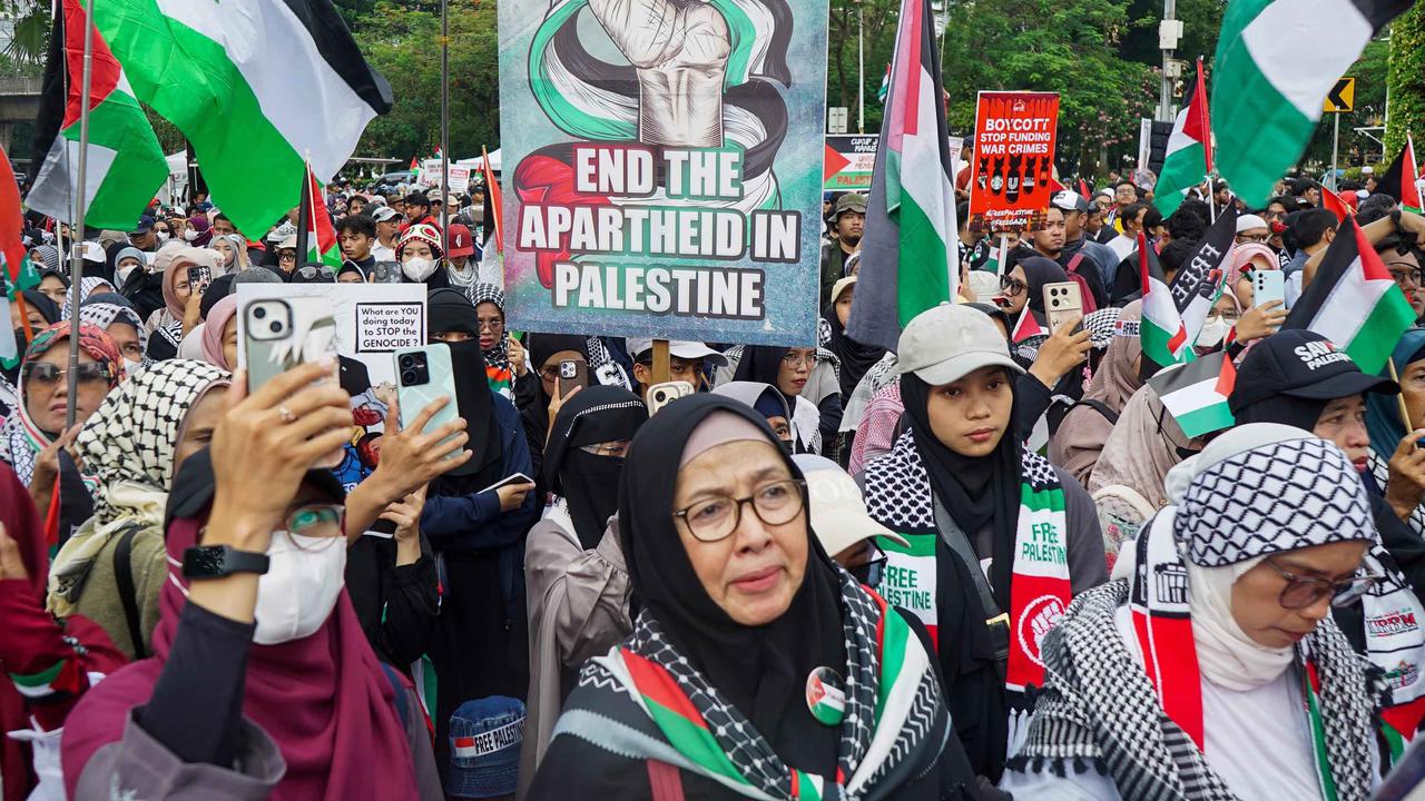 FOTO: Dua Tahun Genosida di Gaza, Massa Kepung Kedubes AS Serukan Akhiri Blokade Palestina