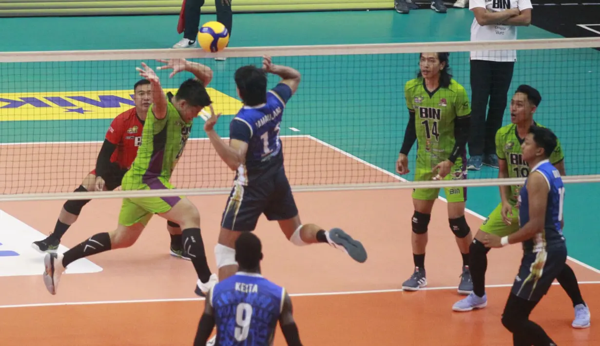 <p>Pemain Jakarta Bhayangkara Presisi, Rendy Tamamilang (tengah) dan pemain Jakarta STIN BIN, Jasen Natanael Kilanta berusaha menyeberangkan bola pada laga putaran kedua babak final four PLN Mobile Proliga 2024 di GOR Jatidiri, Semarang, Jawa Tengah, Minggu (14/7/2024). Jakarta Bhayangkara Presisi menang 3-0 (25-18, 25-12, 25-20). (Dok. PBVSI)</p>