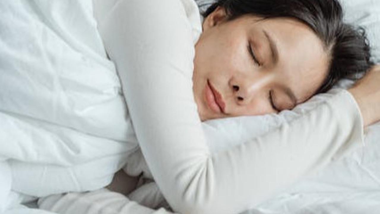 Ilustrasi Wanita sedang Tidur Siang