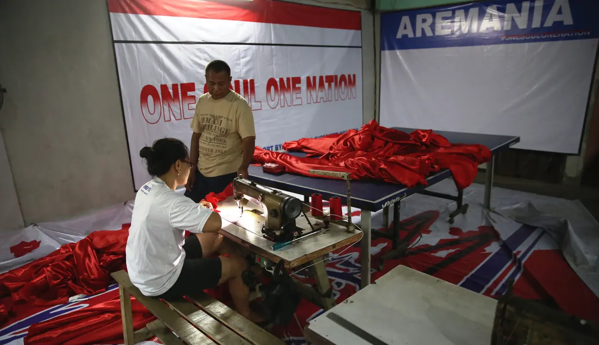 Aremania mengusung semangat kesatuan suporter untuk sepakbola Indonesia merancang dan membuat bendera Merah Putih terbesar di Dunia bertempat di Lapangan Futsal  Tangerang, Selasa (13/10/2015). (Bola.com/Nicklas Hanoatubun)