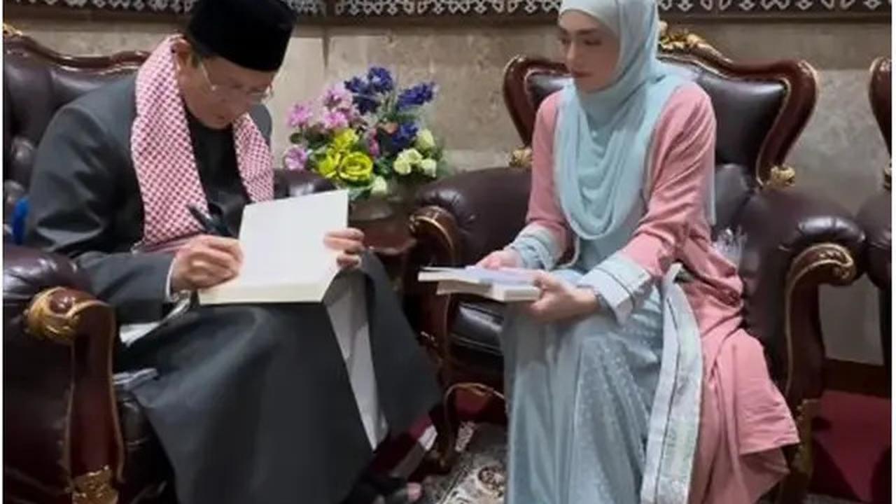 Jalani Puasa Usai Mualaf, Ini 6 Potret Celine Evangelista Antusias Belajar Islam