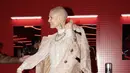 <p>Ia hadir dengan dress lace serta coat bludru bergaya klasik. [Foto: Instagram/ Bianca Balti]</p>