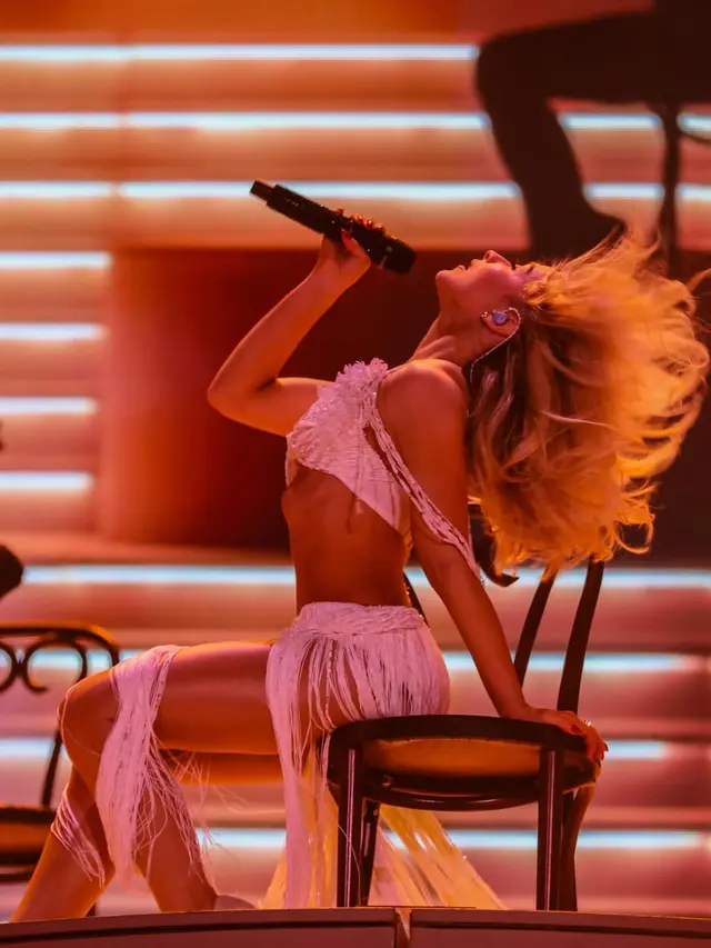 4 Gaun Dior yang Bikin Sabrina Carpenter Tampil Memikat di Coachella, Intip Detailnya!