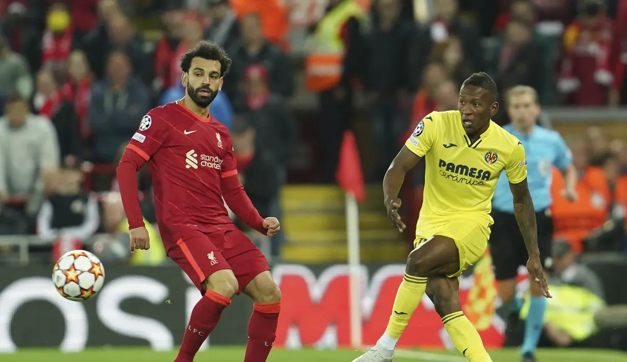 <p>Bek Villarreal, Pervis Estupinan mengumpan bola dari kawalan penyerang Liverpool, Mohamed Salah pada pertandingan leg pertama semifinal Liga Champions di stadion Anfield di Liverpool, Inggris, Kamis (28/4/2022). Liverpool menang atas Villarreal 2-0. (AP Photo/Jon Super)</p>