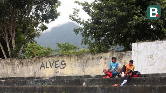 Foto: Malut United Gelar Coaching Clinic dan Latihan di Stadion dengan Pemandangan yang Indah