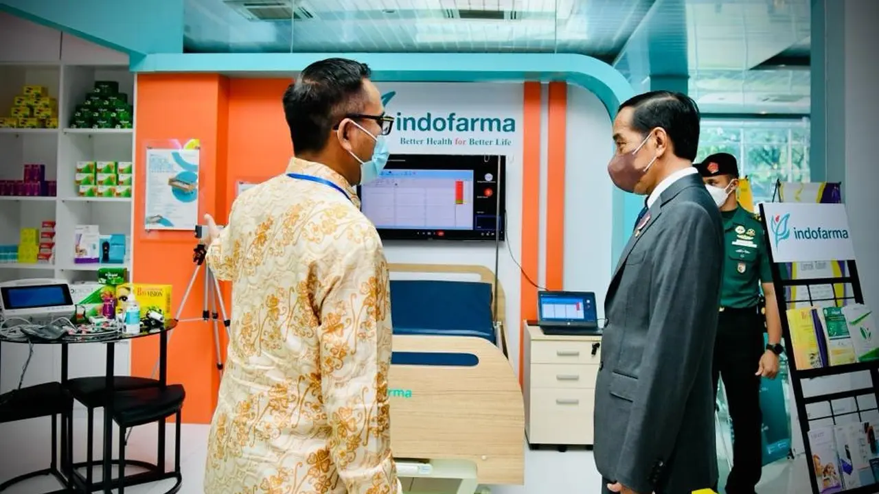 Presiden Joko Widodo atau Jokowi Mengunjungi booth BUMN PT Indofarma Tbk.