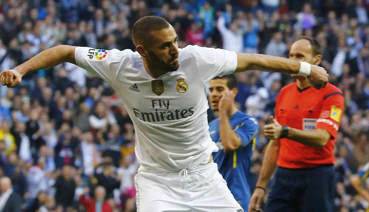 Striker Real Madrid, Karim Benzema, merayakan gol keduanya ke gawang Getafe pada laga La Liga di Stadion Santiago Bernabeu, Spanyol, Sabtu (5/12/2015). (EPA/J.P.Gandul)